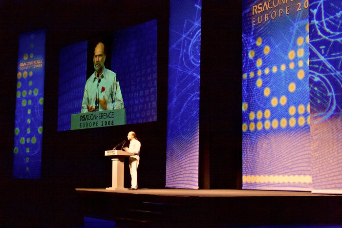 Bruce Schneier opowiada o masowej inwigilacji