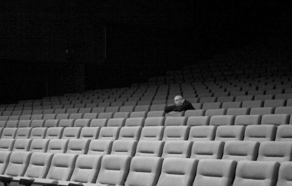 Okładka audycji random:self - widz w pustej sali kinowej