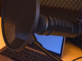 Okładka podcastu random:view - fotografia mikrofonu dynamicznego na tle ekranu LCD
