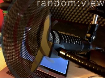 Okładka podcastu random:view - fotografia mikrofonu dynamicznego na tle ekranu LCD
