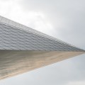 Grafika przedstawiająca fragment budynku Swiss Tech Convention Center w kształcie grotu strzały