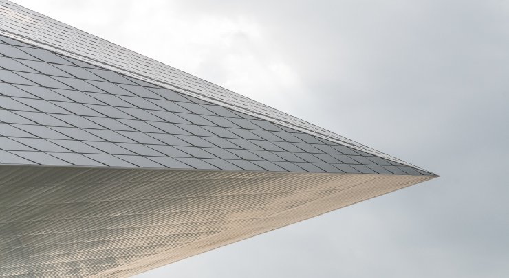 Grafika przedstawiająca fragment budynku Swiss Tech Convention Center w kształcie grotu strzały