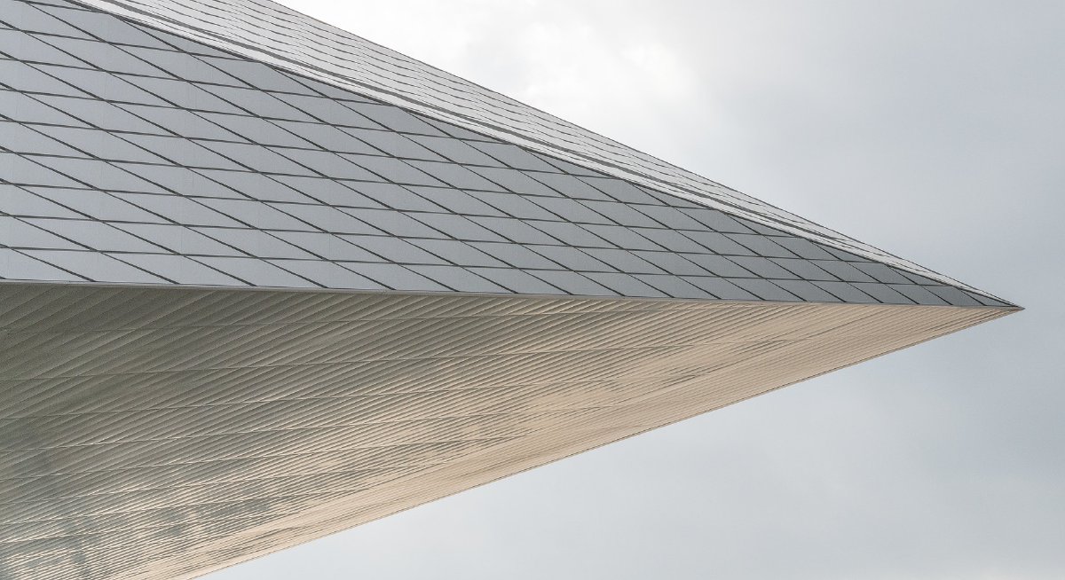 Grafika przedstawiająca fragment budynku Swiss Tech Convention Center w kształcie grotu strzały